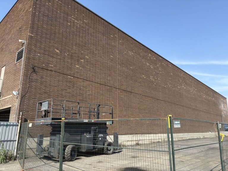 Décapage de peinture sur brique d’un bâtiment commercial
