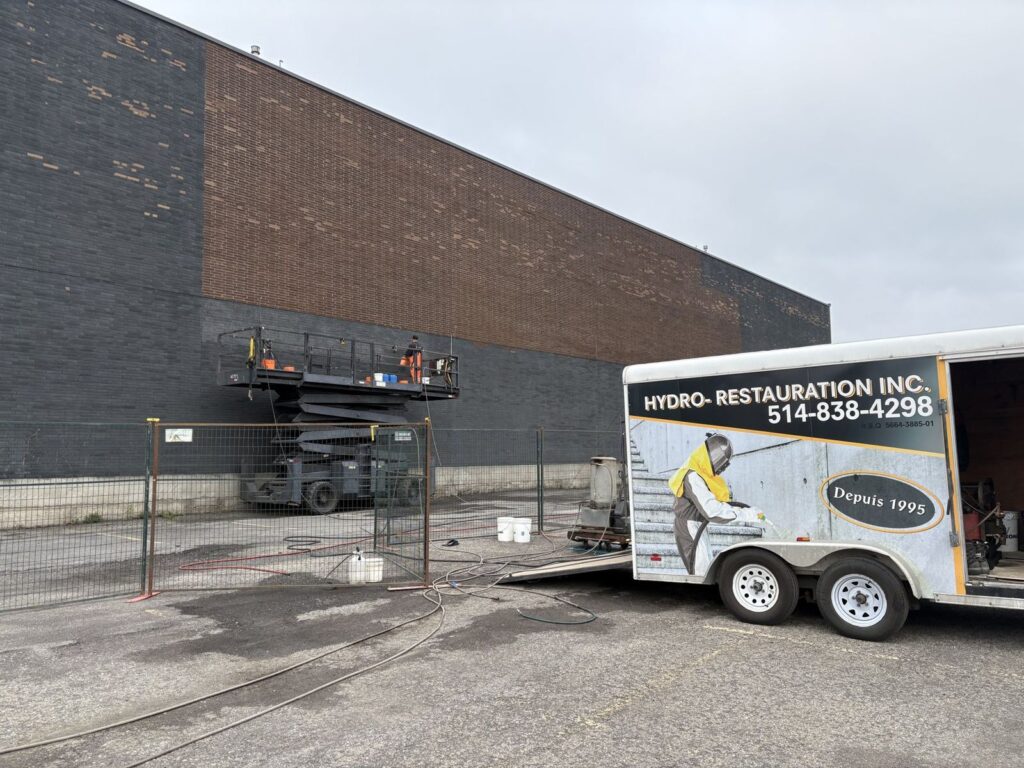 Décapage de peinture sur brique d’un bâtiment commercial (3)