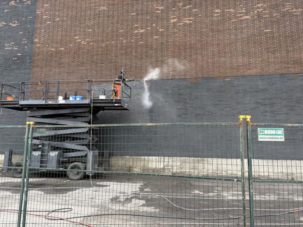 Décapage de peinture sur brique d’un bâtiment commercial (4)