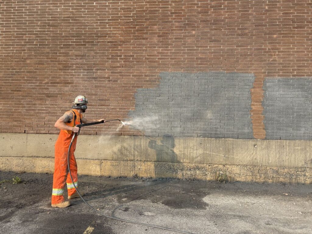 Décapage de peinture sur brique d’un bâtiment commercial (6)