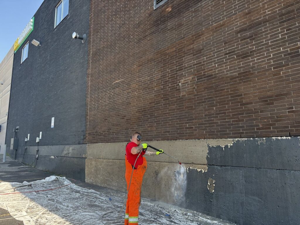 Décapage de peinture sur brique d’un bâtiment commercial (8)