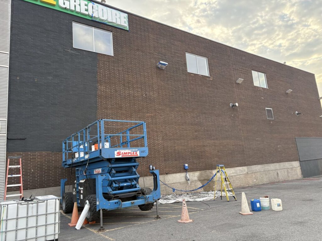 Décapage de peinture sur brique d’un bâtiment commercial (10)