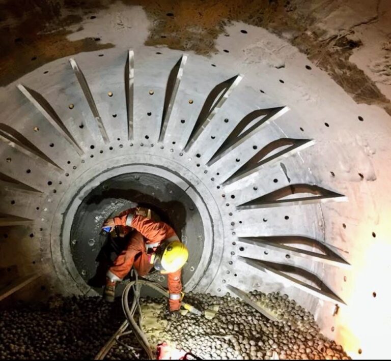 Sablage au jet d’un broyeur à minerai en espace clos