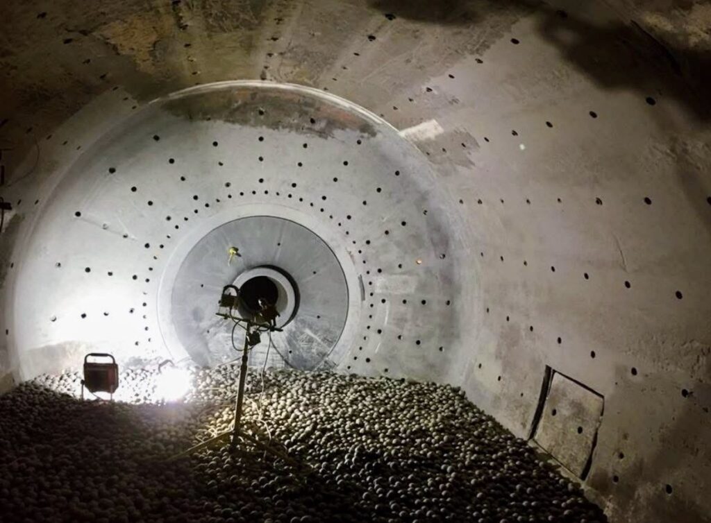 Sablage au jet d’un broyeur à minerai en espace clos (8)