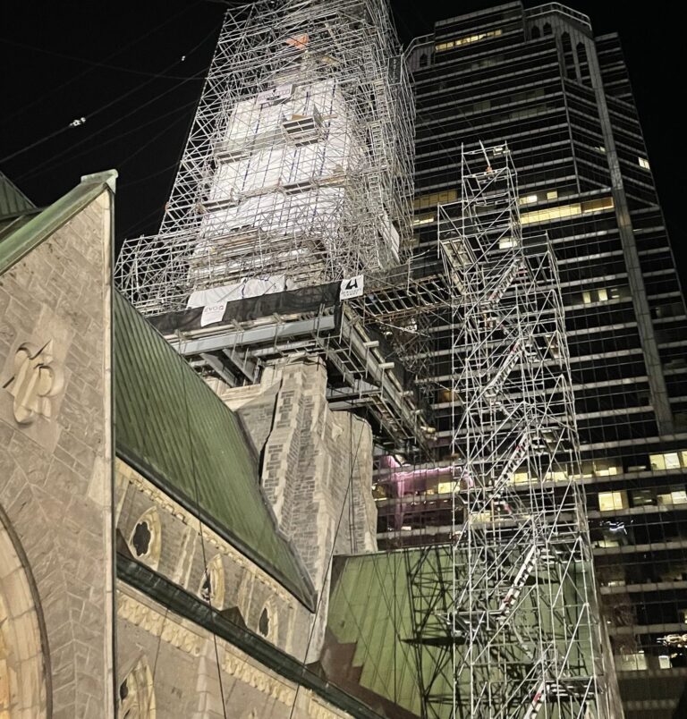 Sablage au jet de la structure d’acier du clocher de la cathédrale Christ Church