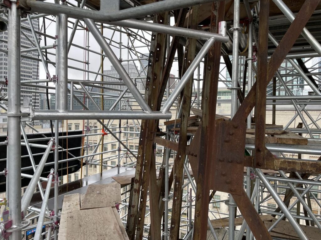 Sablage au jet de la structure d’acier du clocher de la cathédrale Christ Church (8)