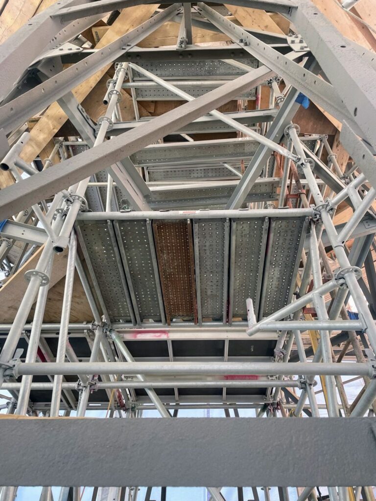Sablage au jet de la structure d’acier du clocher de la cathédrale Christ Church (12)