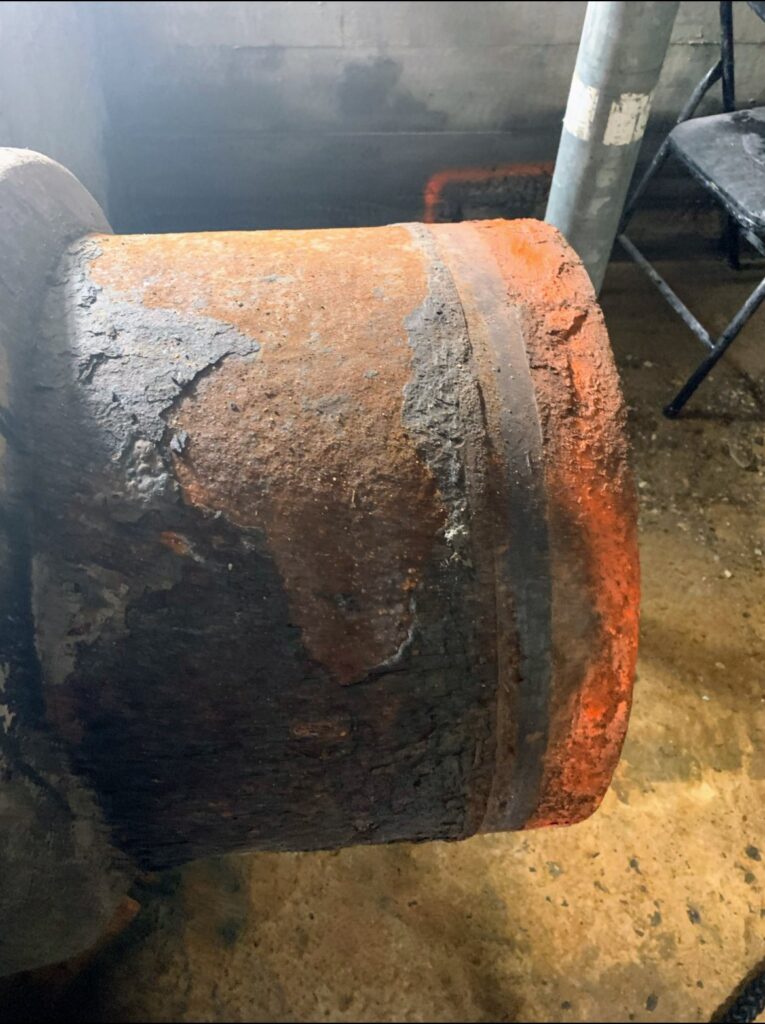 Sablage au jet dans une chambre de vannes souterraine (3)