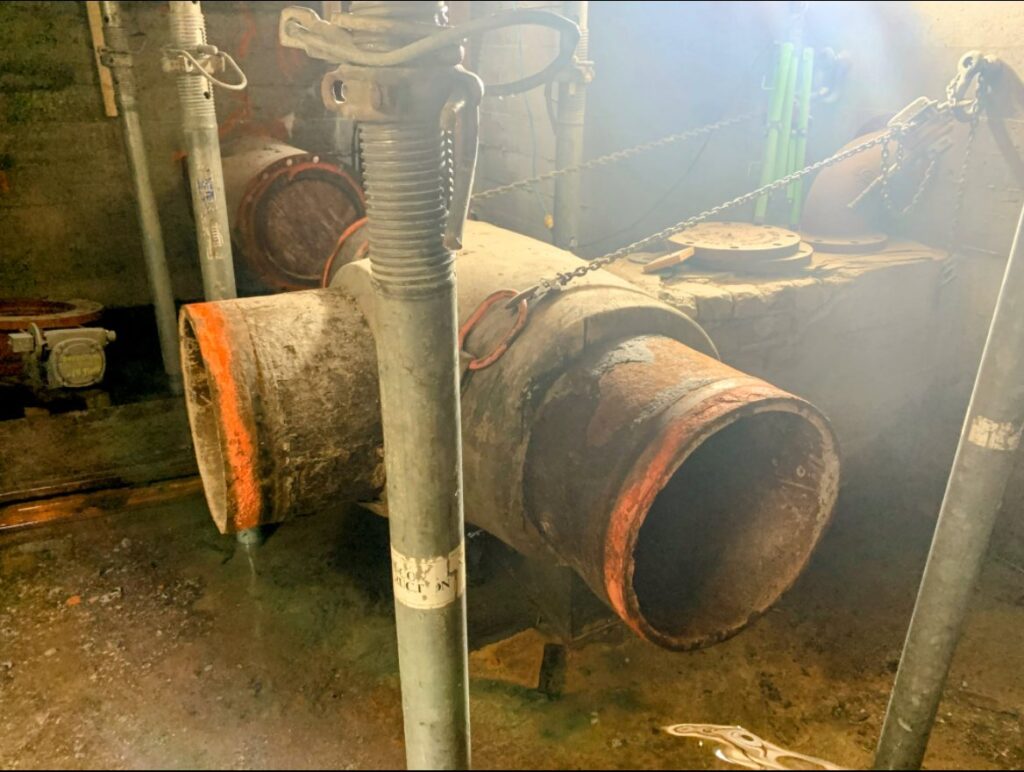 Sablage au jet dans une chambre de vannes souterraine (5)