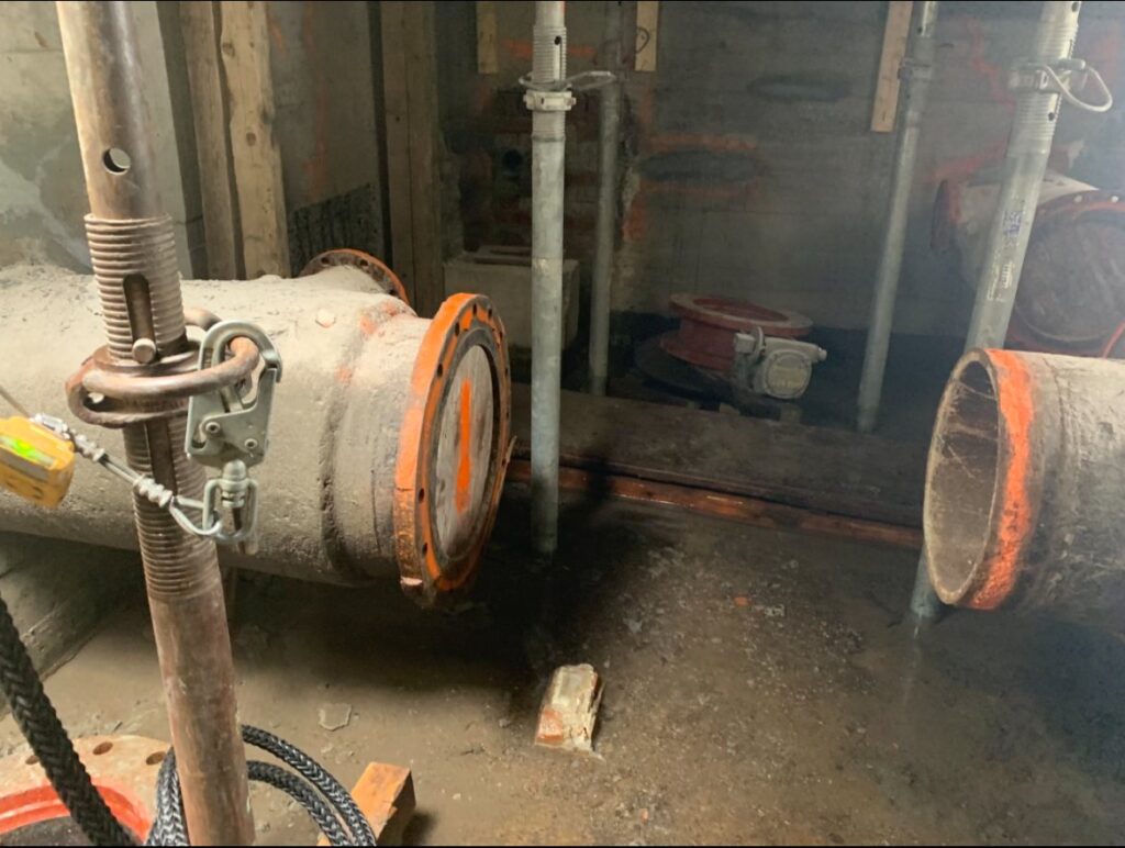 Sablage au jet dans une chambre de vannes souterraine (7)