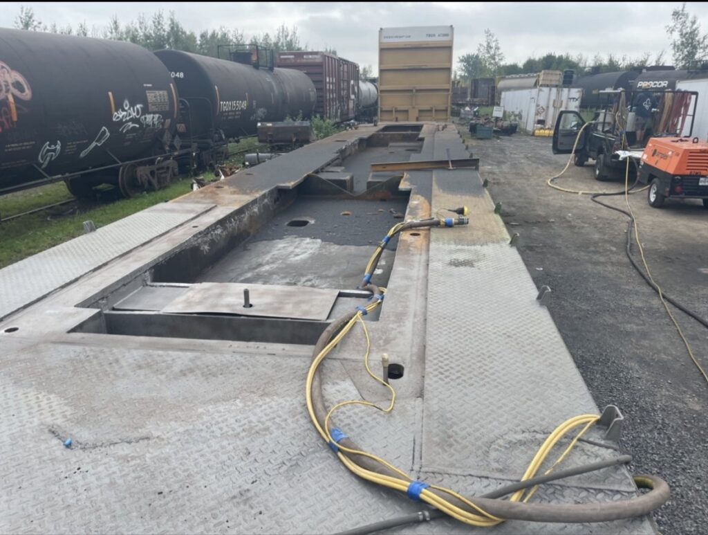 Sablage au jet du châssis d’acier d’une locomotive (2)