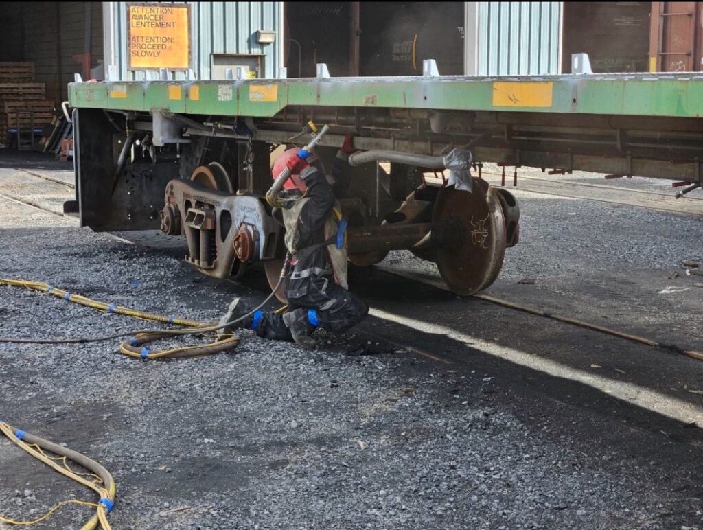 Sablage au jet du châssis d’acier d’une locomotive (3)