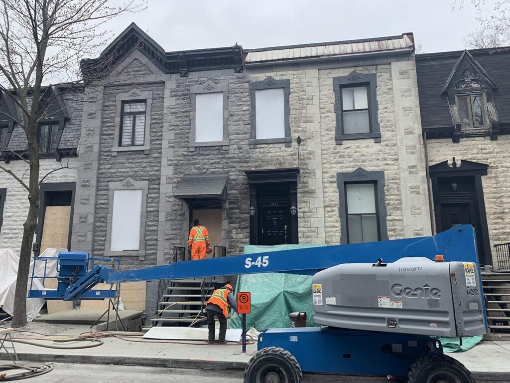 Décapage de peinture sur la pierre de maisons en rangée, pendant les travaux