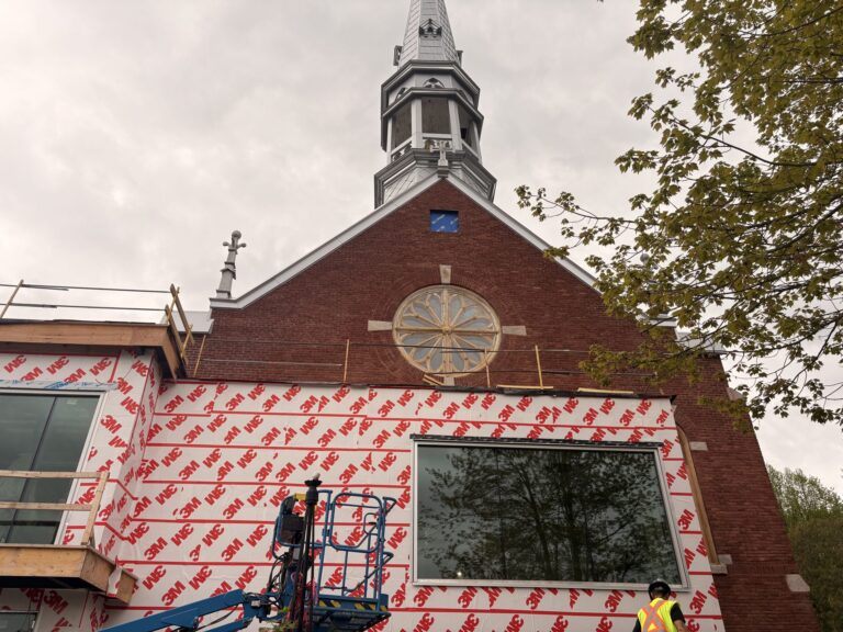 Église de Waterville, sablage au jet sur bâtiment patrimonial par Hydro-Restauration