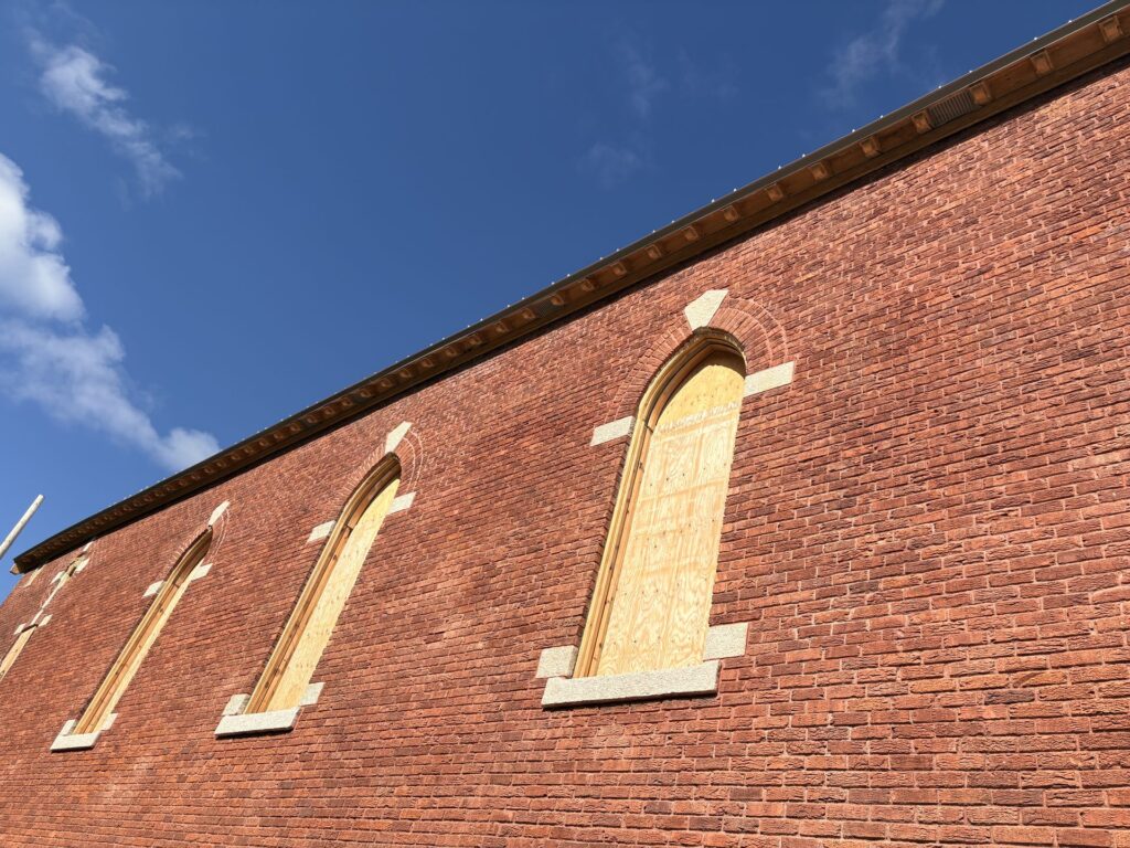 Église de Waterville, sablage au jet sur bâtiment patrimonial par Hydro-Restauration