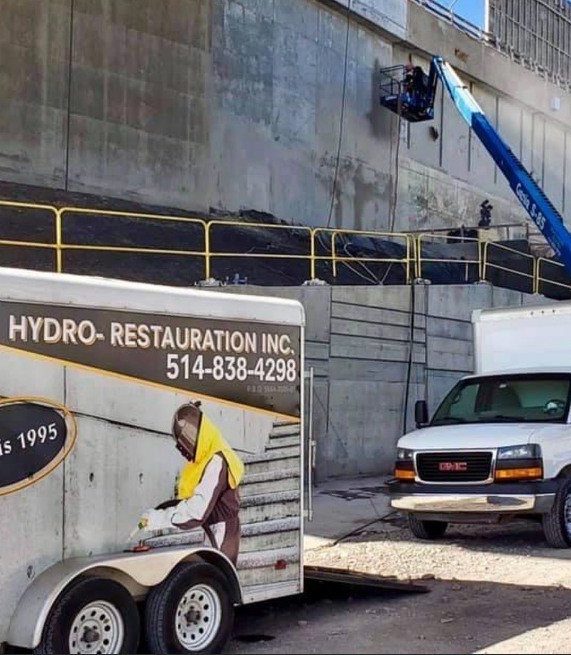 Remorque et équipement de sablage au jet Hydro-Restauration sur un chantier