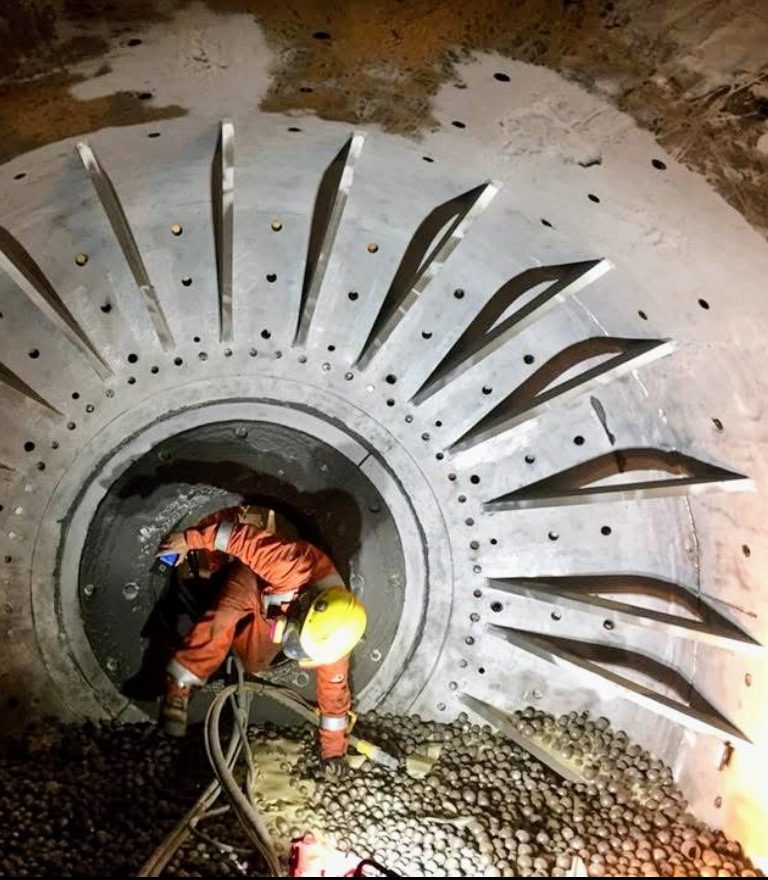 Travailleur équipé en espace clos dans un broyeur à minerai