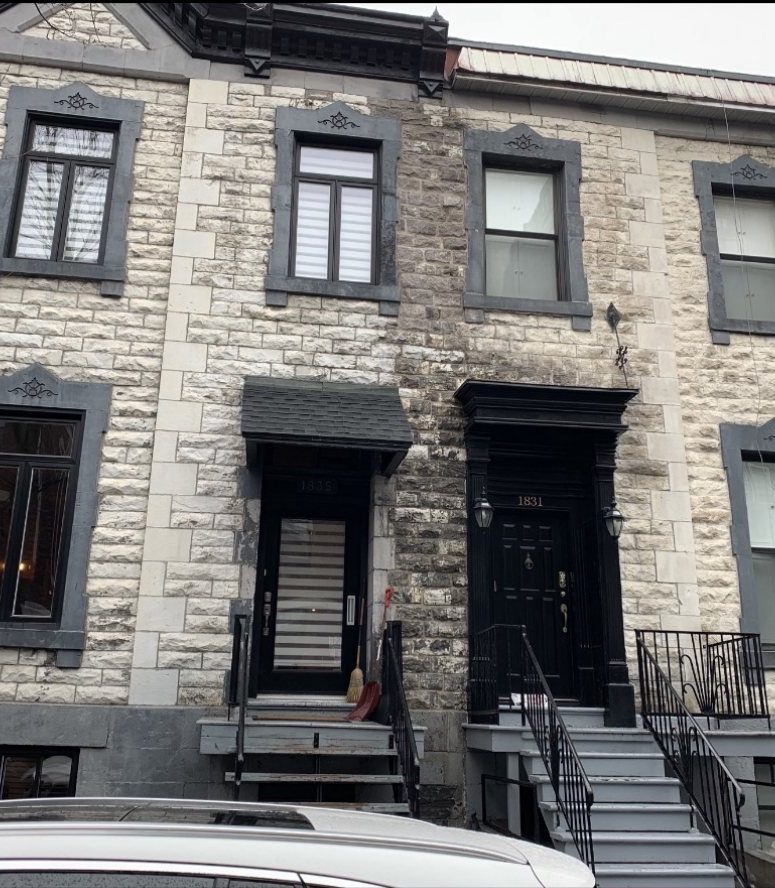 Façade de pierre propre après le décapage, prête pour l’inspection