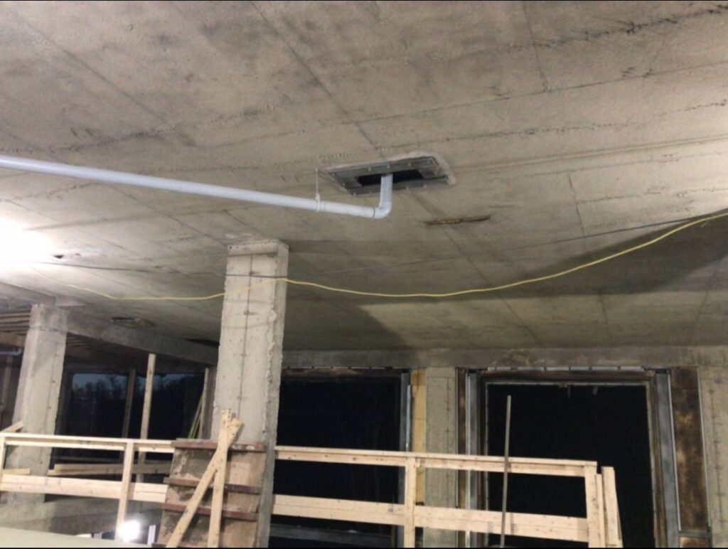Sablage au jet de la suie sur béton après un incendie