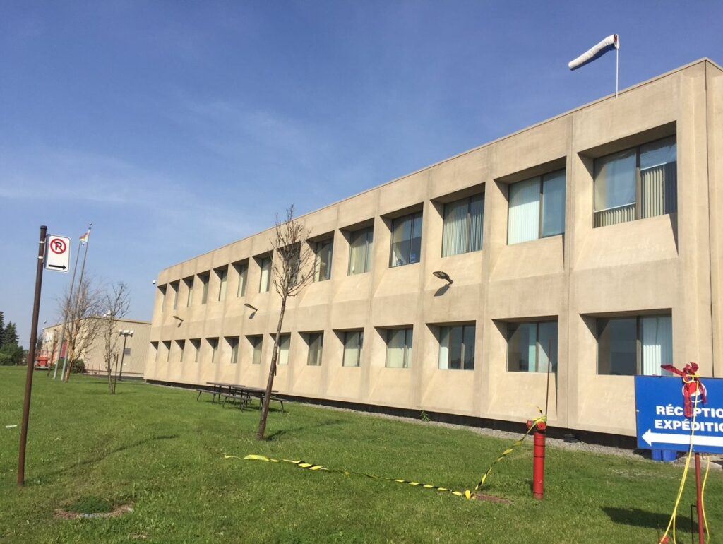 Nettoyage haute pression d’un immeuble commercial en béton (10)