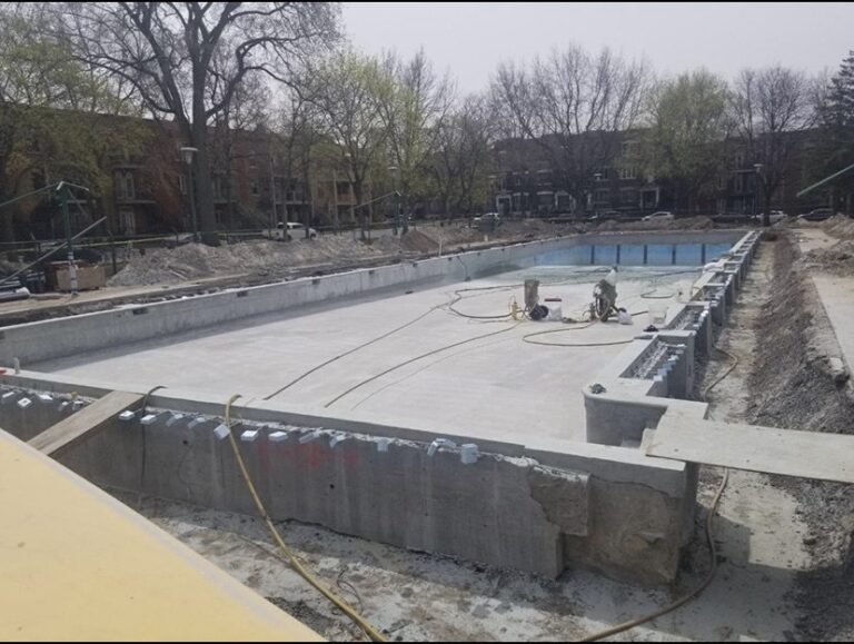 Sablage au jet d’une piscine municipale à Montréal (1)