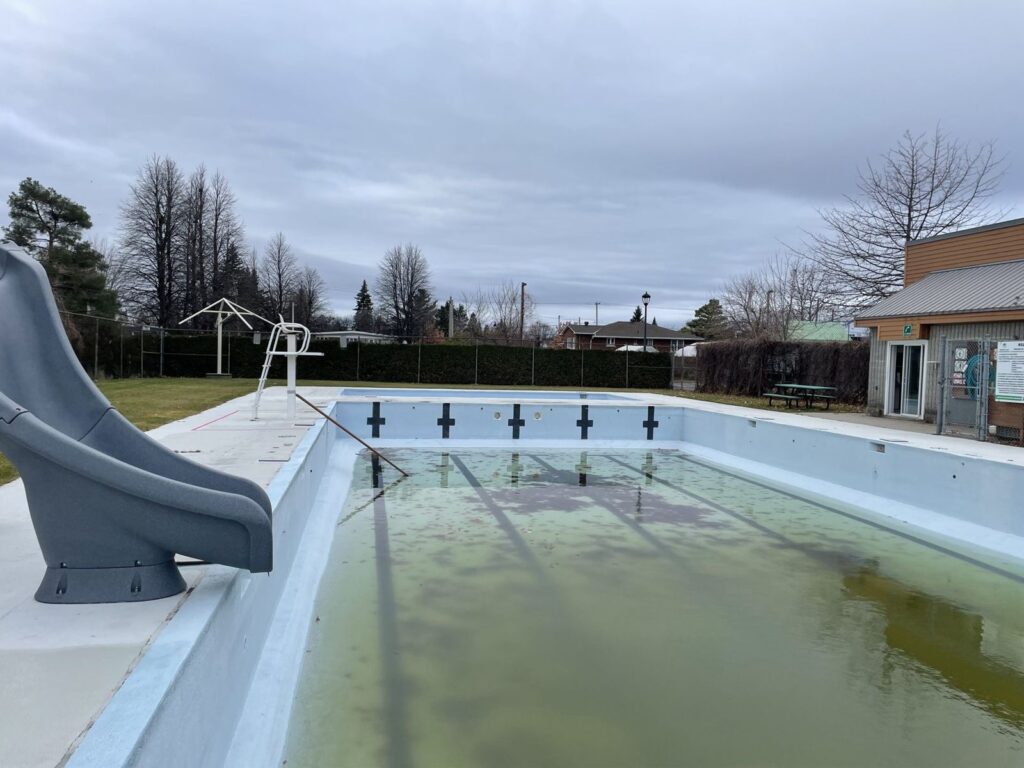 Sablage au jet de la piscine municipale de Sainte-Julie (2)