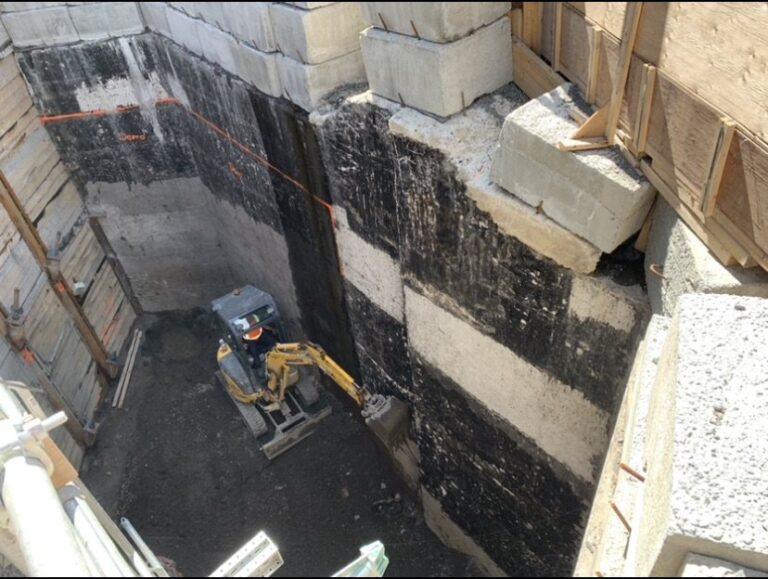 Enlèvement d’une membrane de goudron sur béton à la Place des Arts (1)