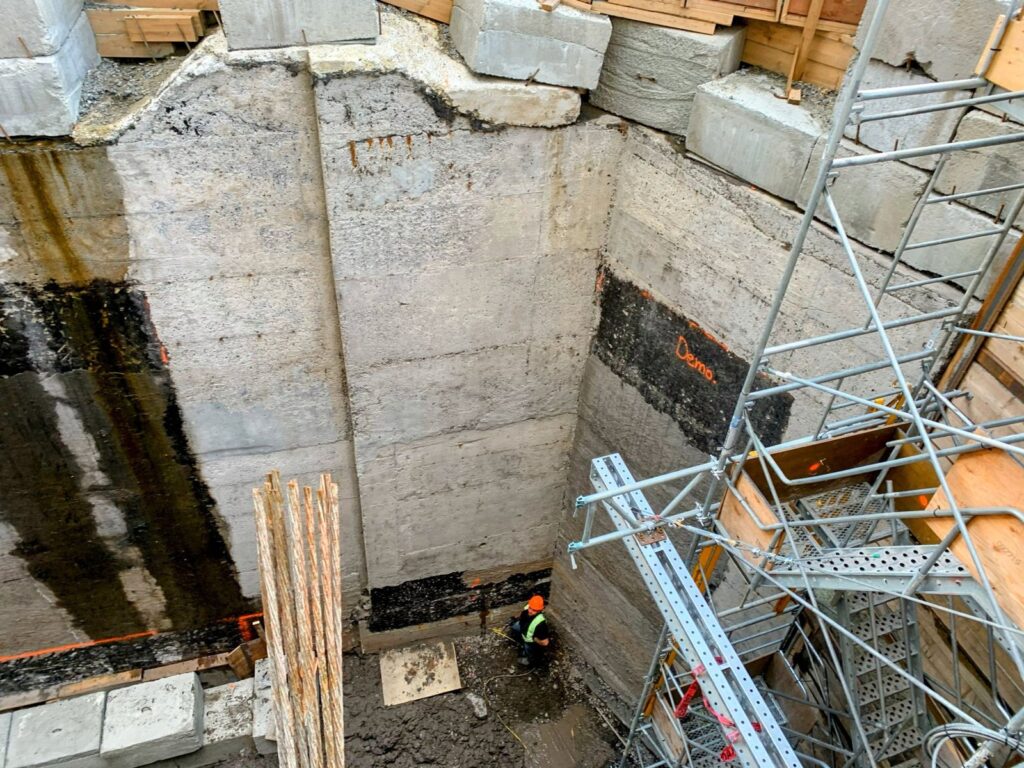 Enlèvement d’une membrane de goudron sur béton à la Place des Arts (2)