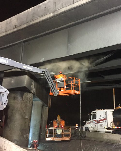 Sablage au jet de nuit sur la structure d’acier du pont Jacques-Cartier