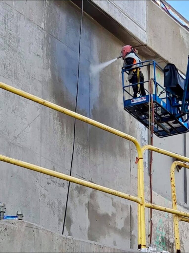 Sablage au jet sur béton exposé au pont Saint-Jacques (4)
