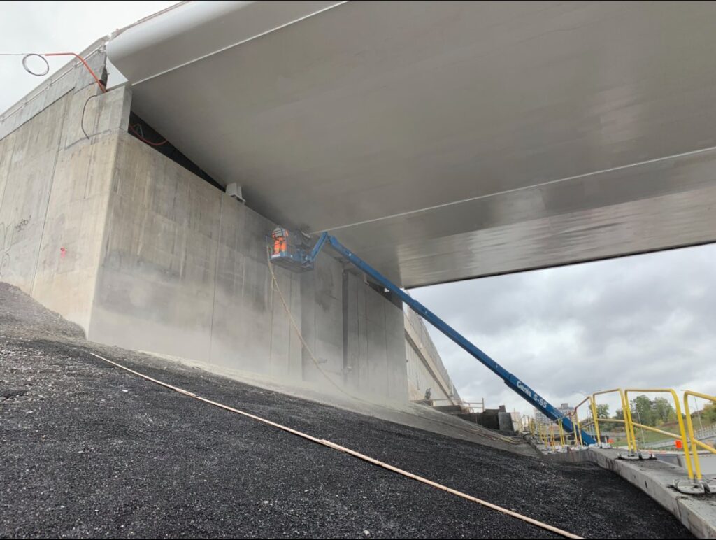 Sablage au jet sur béton exposé au pont Saint-Jacques (9)