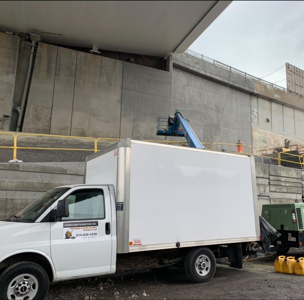 Sablage au jet sur béton exposé au pont Saint-Jacques (10)