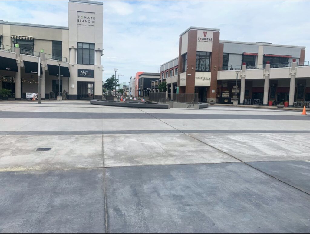 Sablage au jet sur béton exposé au Quartier DIX30 (1)