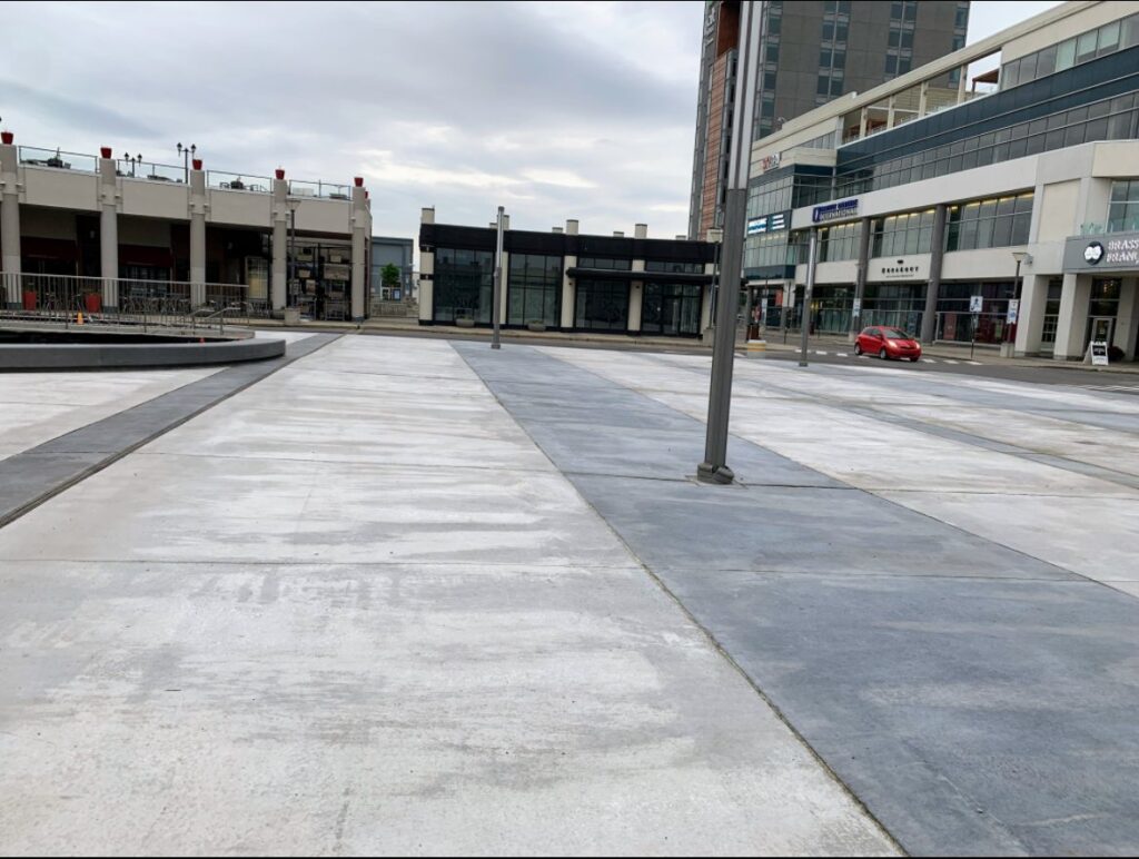 Sablage au jet sur béton exposé au Quartier DIX30 (2)