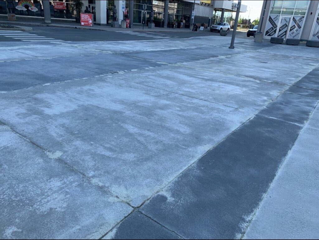 Sablage au jet sur béton exposé au Quartier DIX30 (3)