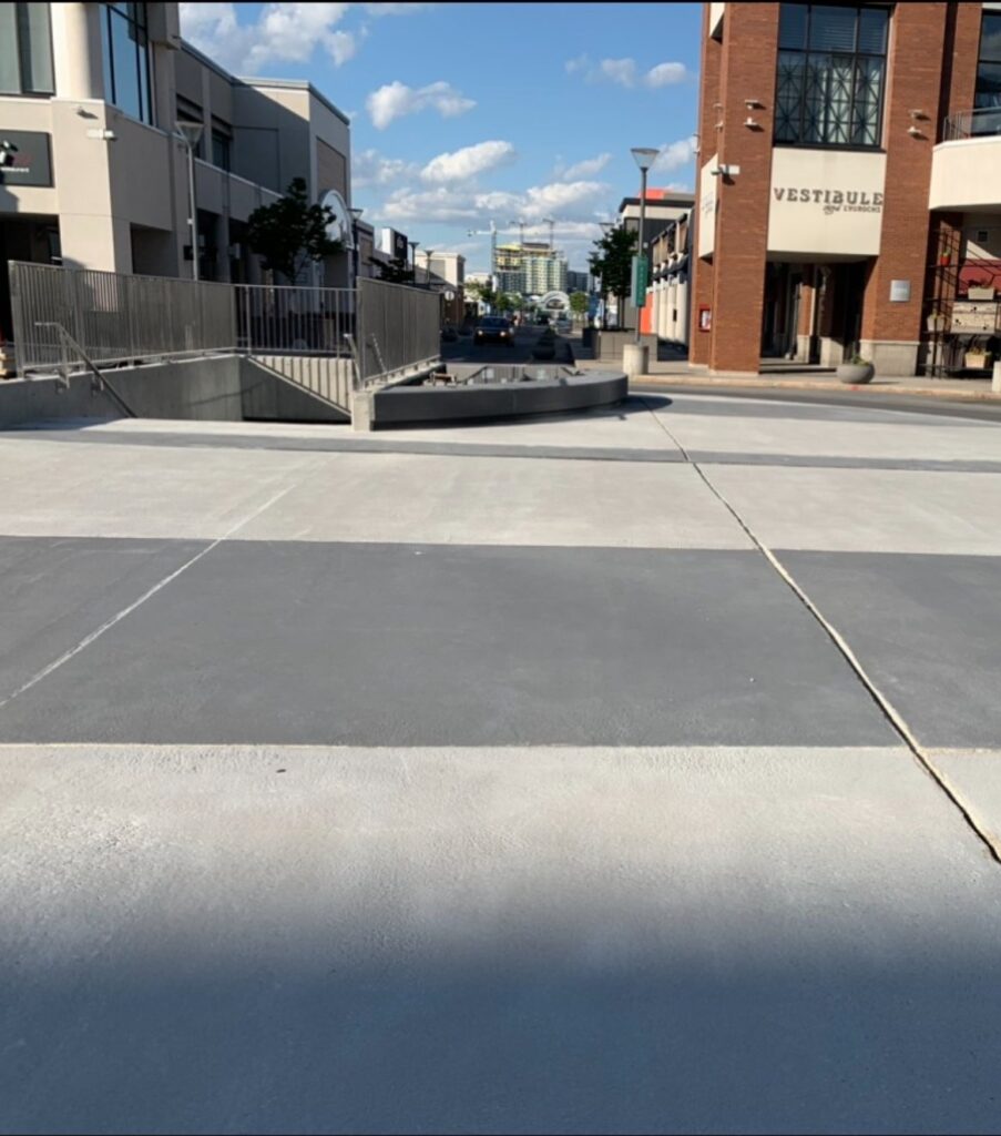 Sablage au jet sur béton exposé au Quartier DIX30 (6)