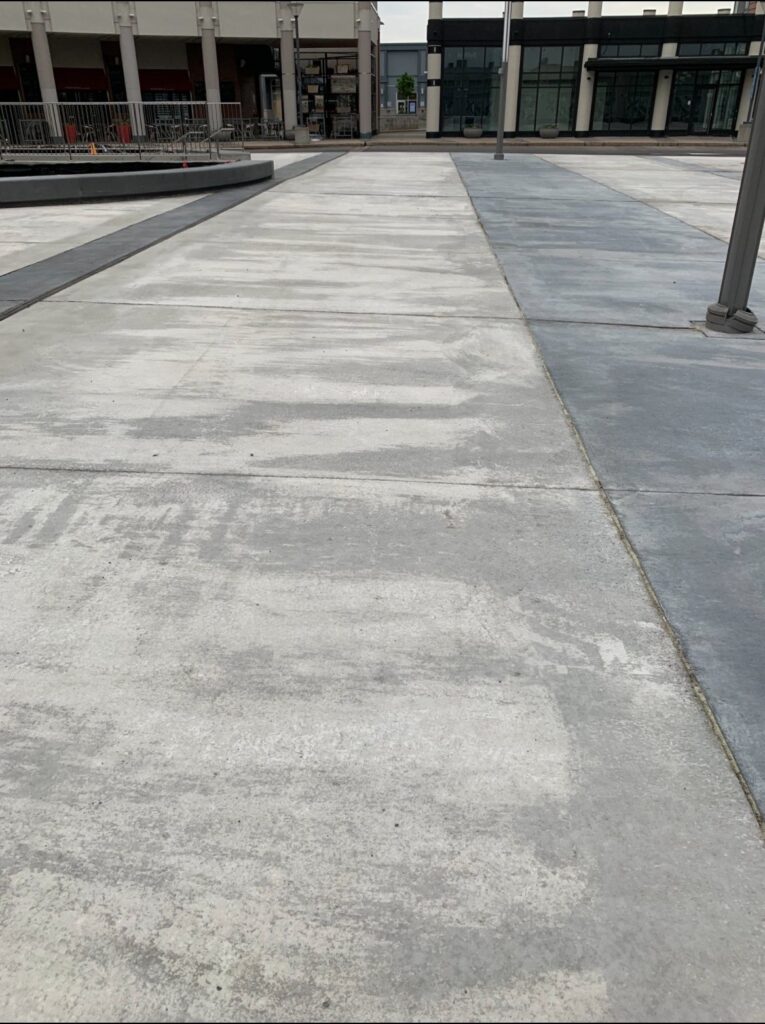 Sablage au jet sur béton exposé au Quartier DIX30 (7)