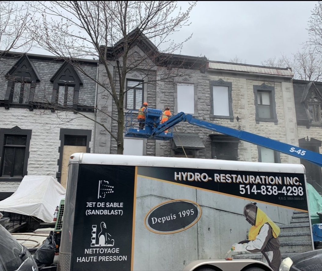 Remorque Hydro-Restauration sur un chantier de décapage de pierre
