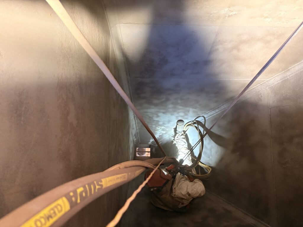Sablage au jet de silos à grains en espace clos (8)