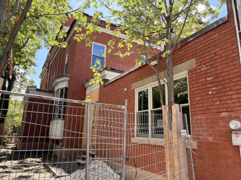 Décapage de peinture sur brique à Westmount (1)